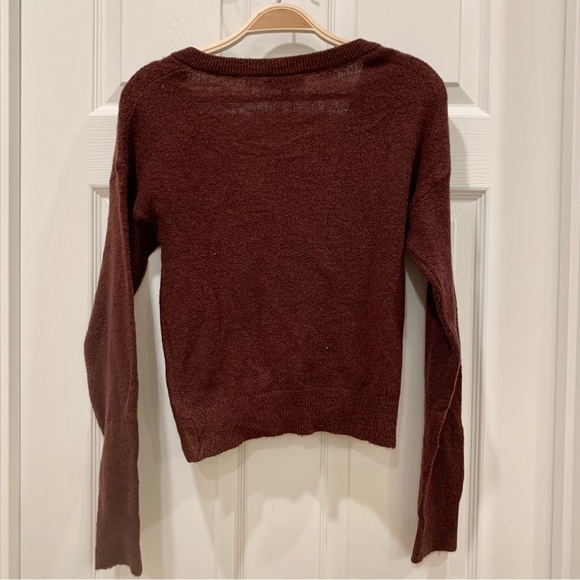 🍷 EXPRESS Wine Red Knot Front V-Neck Cropped Sweater - Picture 4 of 5